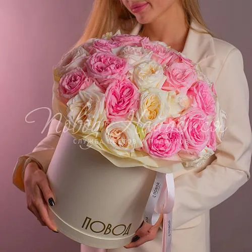 Цветы в шляпной коробке Корзина Юная фаворитка