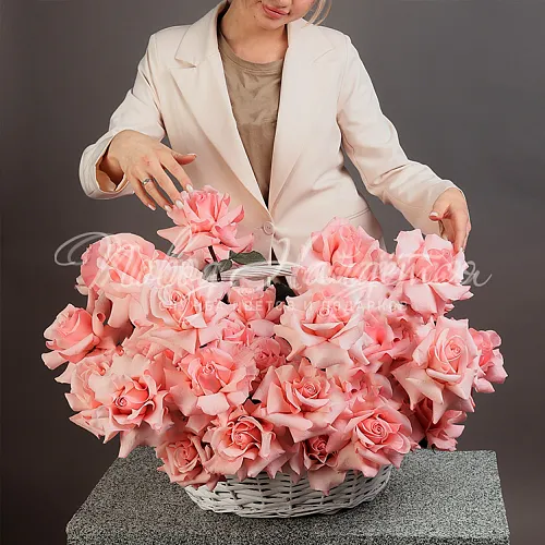 Розы в корзинах Корзина Любовь с акцентом