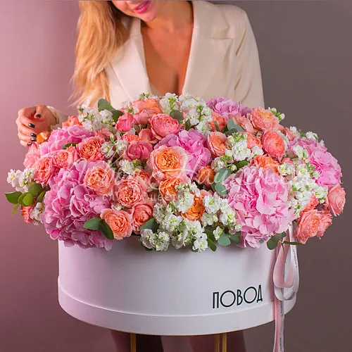 Цветы в шляпной коробке Корзина Эталон красоты