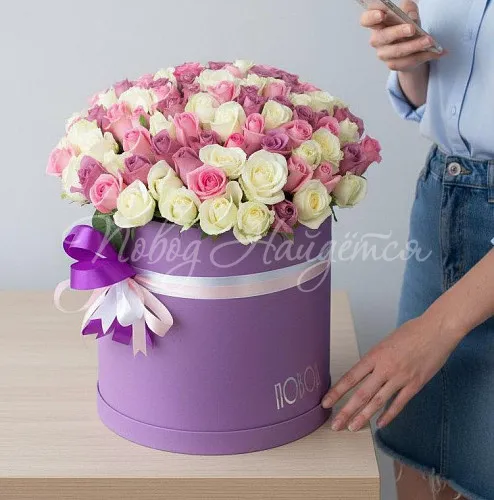 Цветы в шляпной коробке Корзина Нежность обьятий