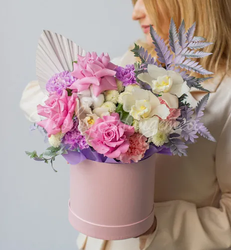 Цветы в шляпной коробке Корзина Багратиони