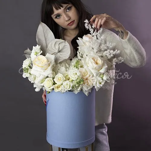 Цветы в шляпной коробке Корзина Раффаэлло