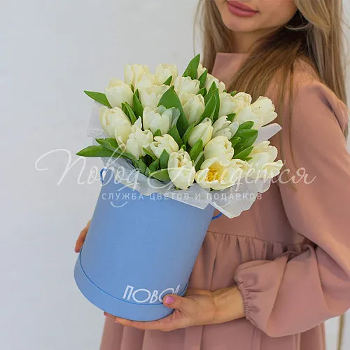 Тюльпаны в шляпной коробке Корзина Подснежники весной