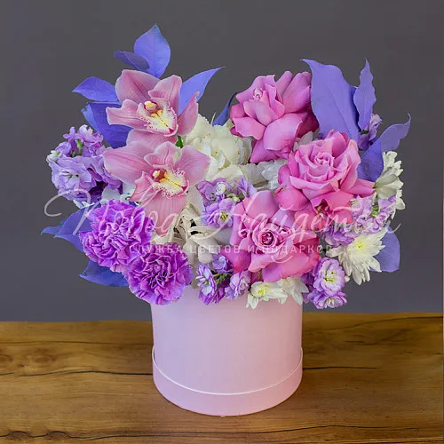 Цветы в шляпной коробке Корзина Сияющая любовь