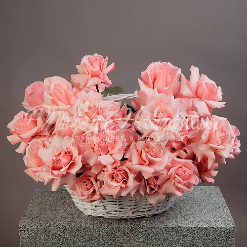 Розы в корзинах Корзина Любовь с акцентом