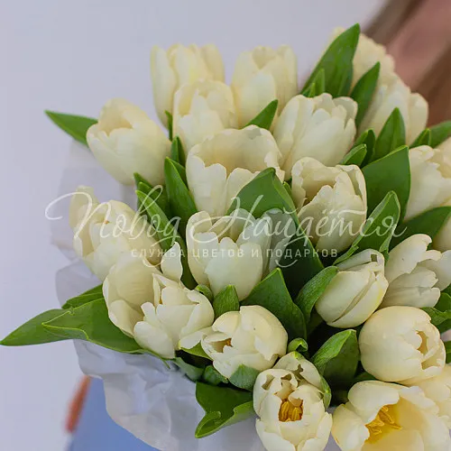 Тюльпаны в шляпной коробке Корзина Подснежники весной