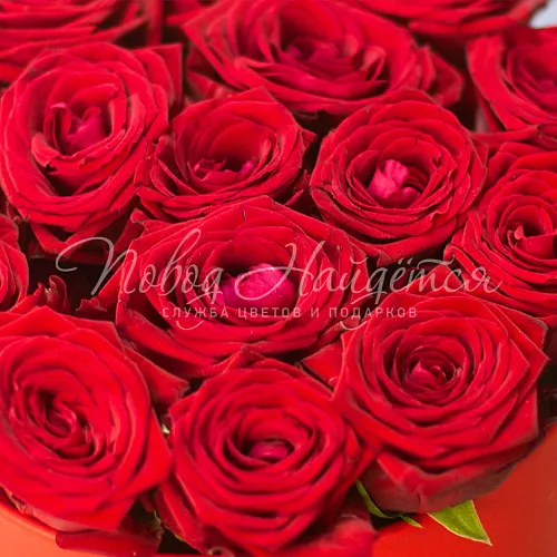 Цветы в шляпной коробке Корзина Вишневая конфетка