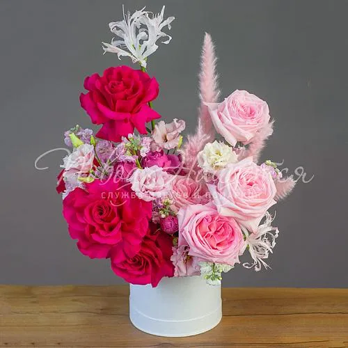 Цветы в шляпной коробке Корзина Нежные намёки