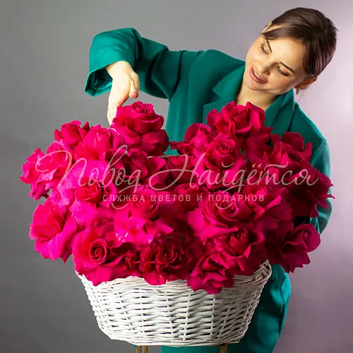 Розы в корзинах Корзина Горячая красотка
