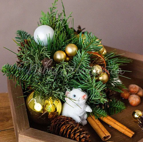 Новогодние композиции Цветочная композиция Новогодние игрушки