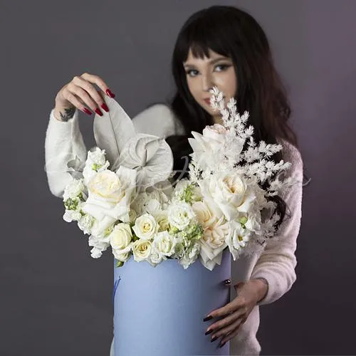 Цветы в шляпной коробке Корзина Раффаэлло