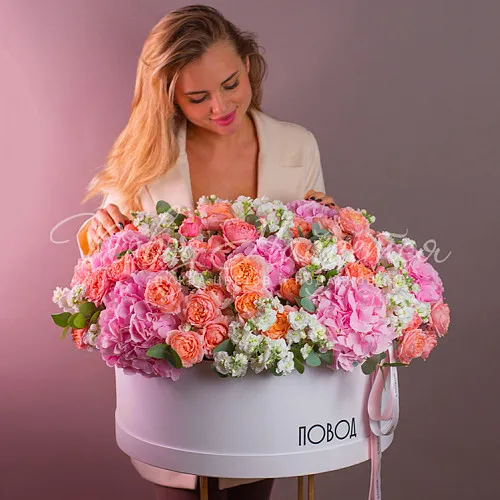 Цветы в шляпной коробке Корзина Эталон красоты