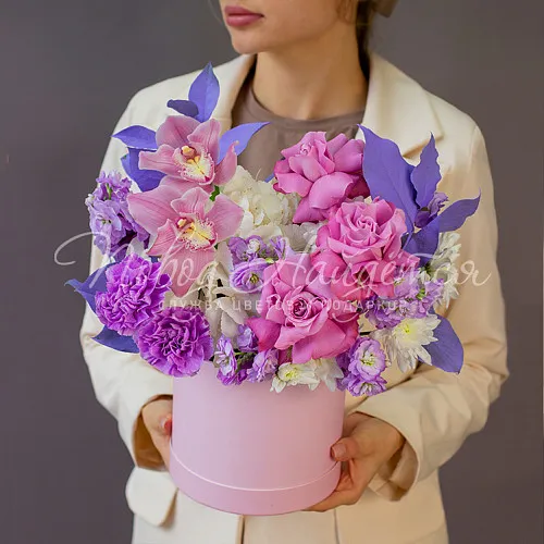 Цветы в шляпной коробке Корзина Сияющая любовь