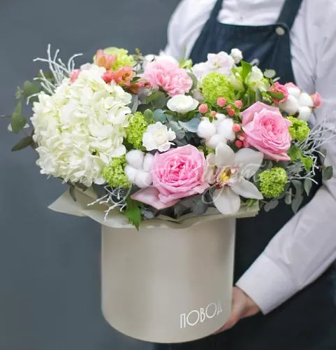 Цветы в шляпной коробке Корзина Добрая традиция