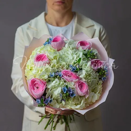Букеты с РАНУНКУЛЮСАМИ Букет Яркая незнакомка
