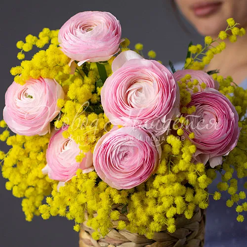 Букеты с РАНУНКУЛЮСАМИ Букет Первые ласточки