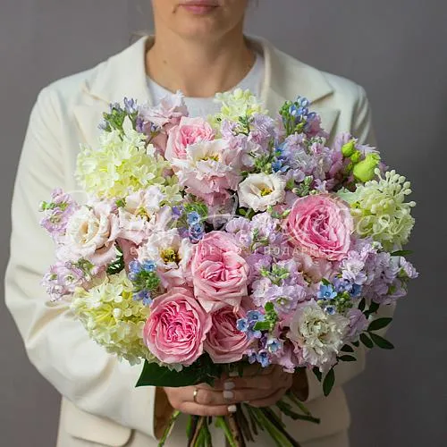 Букеты с РАНУНКУЛЮСАМИ Букет Грациозная дама